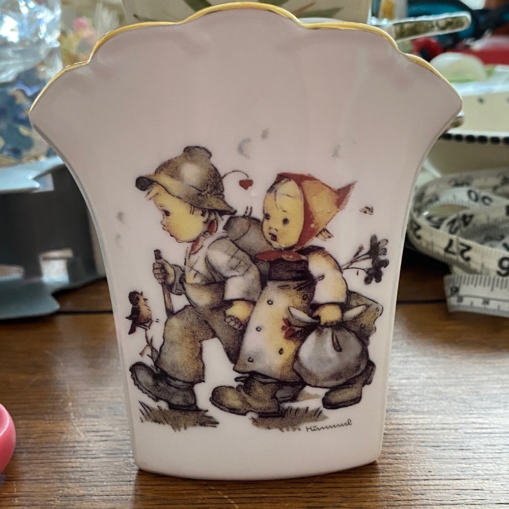 Hummel “Hansel & Gretel” German Porcelain Scalloped Top Vase.Stunning
4.5in 1980